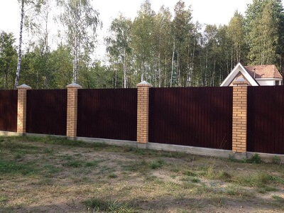 Установка забора из металлопрофиля в Ивенце