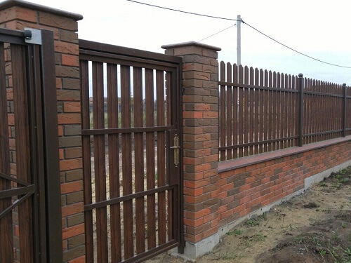 Установка забора из металлоштакетника в Ивенце