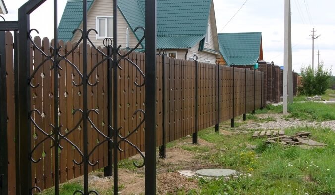 Строительство забора из дерева в Ивенце